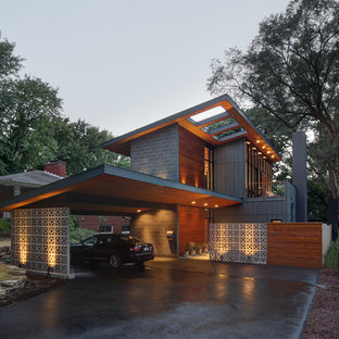 Modelo de fachada de casa gris, contemporánea, de tamaño medio, de dos plantas, con tejado de un solo tendido y revestimientos combinados