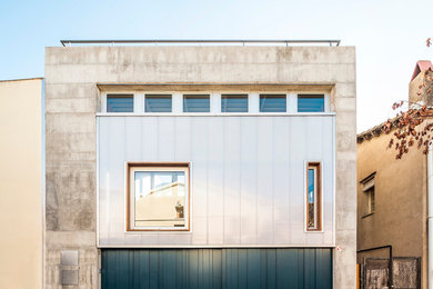 Imagen de fachada gris actual de tamaño medio de dos plantas con revestimientos combinados y tejado plano