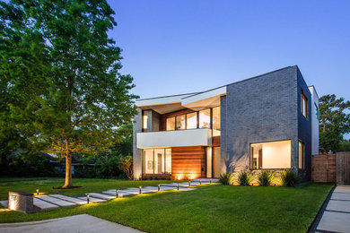Diseño de fachada de casa blanca minimalista grande de dos plantas con revestimiento de madera y tejado plano