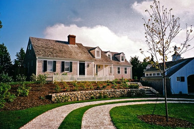 Aménagement d'une façade de maison marron classique en bois de taille moyenne et à un étage avec un toit à deux pans et un toit en shingle.