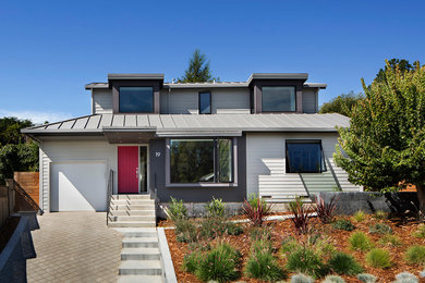 Стильный дизайн: двухэтажный, деревянный, серый дом среднего размера в стиле модернизм с двускатной крышей - последний тренд
