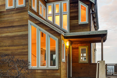 Inspiration pour une grande façade de maison design en bois à deux étages et plus.