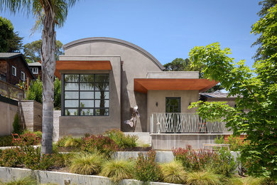 Imagen de fachada de casa gris contemporánea grande de dos plantas con revestimiento de estuco, tejado de metal y tejado a dos aguas