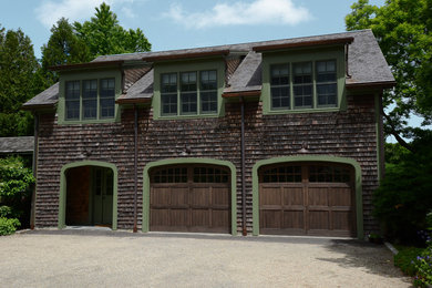 Diseño de fachada de estilo de casa de campo de dos plantas con revestimiento de madera