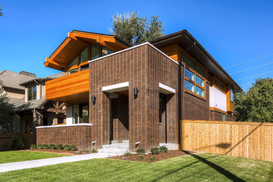 Diseño de fachada marrón actual de tamaño medio de dos plantas con revestimientos combinados y tejado a dos aguas