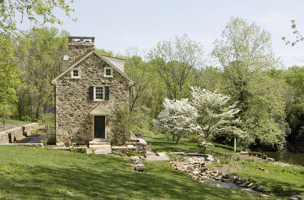 Farmhouse Exterior by Archer & Buchanan Architecture, Ltd.