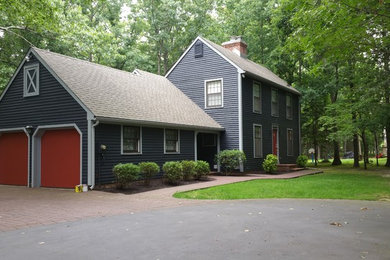 Foto de fachada de casa azul de estilo de casa de campo de tamaño medio de dos plantas con revestimiento de madera, tejado a dos aguas y tejado de teja de madera