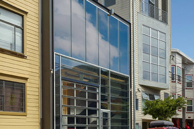 Ejemplo de fachada gris moderna grande de dos plantas con tejado plano