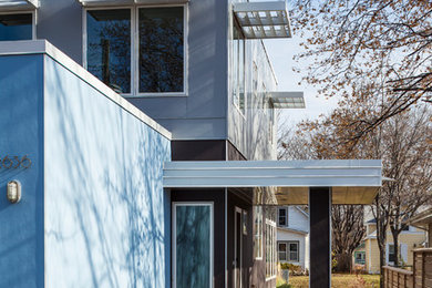 Свежая идея для дизайна: маленький, двухэтажный дом в стиле модернизм с плоской крышей для на участке и в саду - отличное фото интерьера