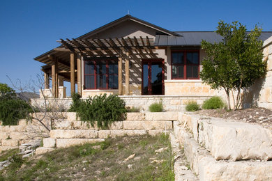 Ispirazione per la facciata di una casa classica con rivestimento in pietra
