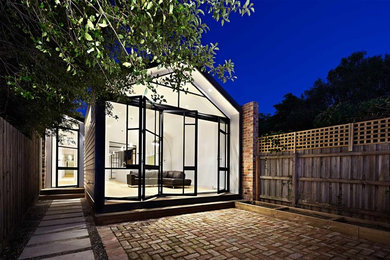 Großes, Einstöckiges Modernes Einfamilienhaus mit Backsteinfassade, beiger Fassadenfarbe und Satteldach in Melbourne