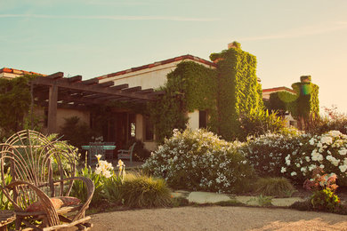 ロサンゼルスにあるエクレクティックスタイルのおしゃれな家の外観の写真