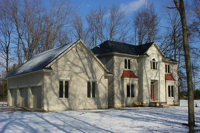Foto de fachada beige clásica renovada de tamaño medio de dos plantas con revestimiento de ladrillo