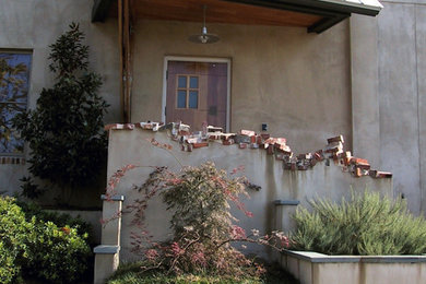 Immagine della facciata di una casa industriale a un piano con rivestimento in stucco