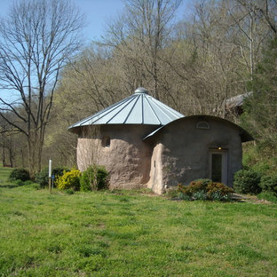 Kleines, Einstöckiges, Beigefarbenes Eklektisches Haus mit Lehmfassade in Nashville