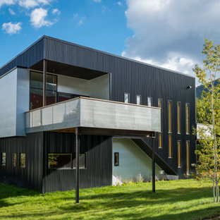 Esempio della facciata di una casa nera contemporanea a due piani con tetto piano