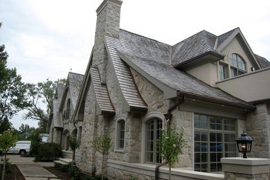 Ejemplo de fachada de casa gris tradicional de tamaño medio de dos plantas con revestimientos combinados, tejado a dos aguas y tejado de teja de madera