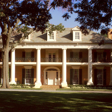 Mississippi Valley Plantation House in Greek Revival Style