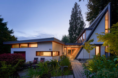 Zweistöckiges, Großes Retro Einfamilienhaus mit weißer Fassadenfarbe, Putzfassade, Schindeldach und Dachgaube in Vancouver