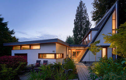 Houzz Tour: Glass, Timbers and Angles Shape Restored Wedge House