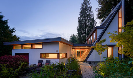 Houzz Tour: Glass, Timbers and Angles Shape Restored Wedge House