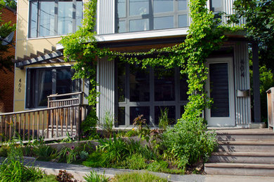 Zweistöckiges Modernes Haus mit grauer Fassadenfarbe und Metallfassade in Ottawa
