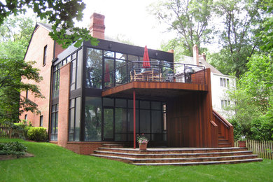 ワシントンD.C.にあるコンテンポラリースタイルのおしゃれな家の外観 (レンガサイディング、外階段) の写真