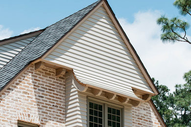 Exemple d'une façade de maison en bois.