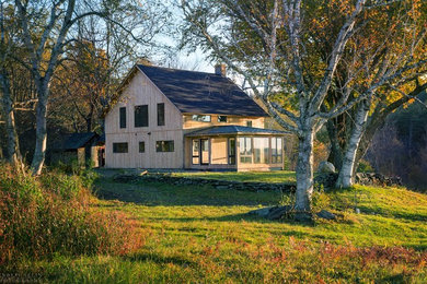 Идея дизайна: двухэтажный, деревянный частный загородный дом среднего размера в современном стиле с двускатной крышей и крышей из гибкой черепицы
