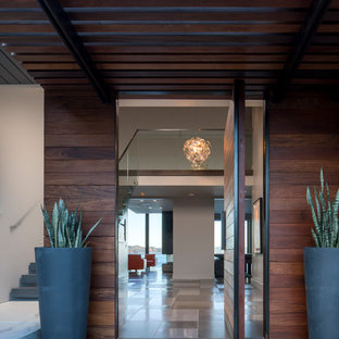 Modelo de fachada de casa marrón, moderna, de tamaño medio, de dos plantas, con revestimiento de madera, tejado a cuatro aguas y tejado de metal