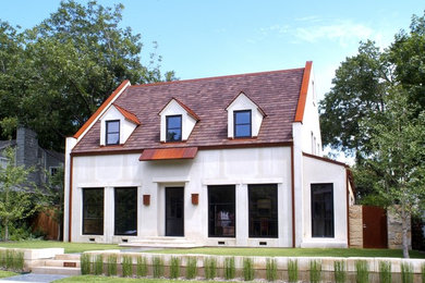 Exemple d'une façade de maison blanche chic en béton de taille moyenne et à un étage avec un toit à deux pans.