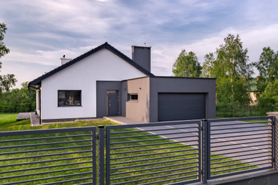 Diseño de fachada de casa negra contemporánea de tamaño medio de una planta con revestimiento de estuco, tejado a dos aguas y tejado de teja de barro