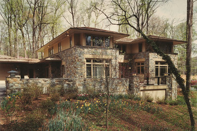 Diseño de fachada de casa beige de estilo americano de tres plantas con revestimiento de piedra y tejado de teja de madera