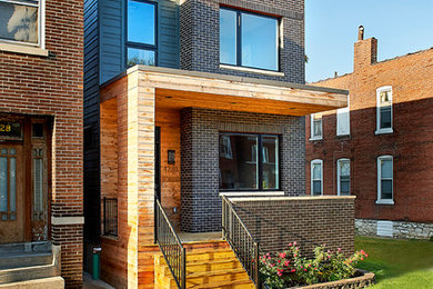 Modelo de fachada de casa marrón actual de tamaño medio de dos plantas con revestimientos combinados y tejado plano