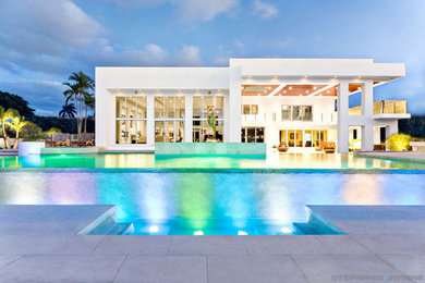 マイアミにあるラグジュアリーな巨大なエクレクティックスタイルのおしゃれな家の外観の写真