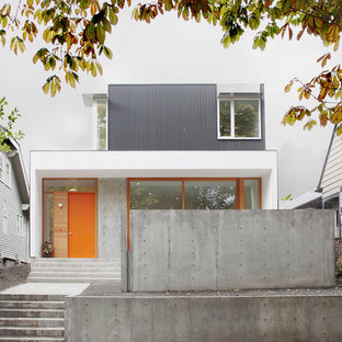 Imagen de fachada de casa blanca, moderna, de tamaño medio, de dos plantas, con revestimiento de metal y tejado plano