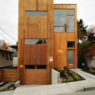 Foto della facciata di una casa moderna con rivestimento in legno