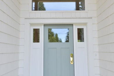 Einstöckiges Landhaus Einfamilienhaus mit Faserzement-Fassade, grauer Fassadenfarbe und Flachdach in Vancouver