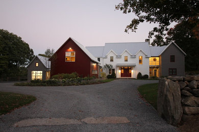 Foto de fachada multicolor de estilo de casa de campo grande de tres plantas con revestimiento de metal y tejado a dos aguas