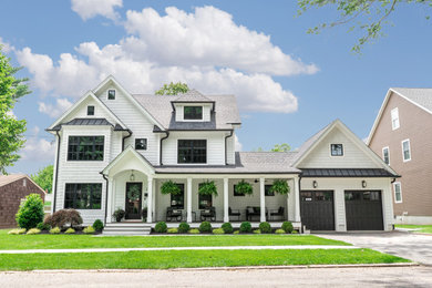 Mittelgroßes, Zweistöckiges Landhausstil Einfamilienhaus mit Mix-Fassade, weißer Fassadenfarbe, Satteldach, Schindeldach und grauem Dach in New York