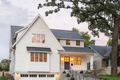 Mittelgroßes, Dreistöckiges Klassisches Einfamilienhaus mit Mix-Fassade, weißer Fassadenfarbe, Satteldach und Schindeldach in Minneapolis