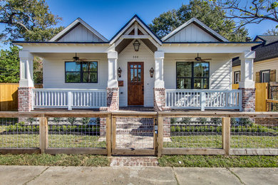 Mittelgroßes, Einstöckiges Landhausstil Einfamilienhaus mit Faserzement-Fassade, weißer Fassadenfarbe und Satteldach in Houston