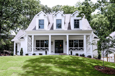 Diseño de fachada de casa blanca campestre de tamaño medio de dos plantas con revestimiento de madera, tejado de teja de madera y tejado a dos aguas