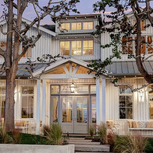 Großes, Zweistöckiges, Weißes Landhausstil Haus mit Vinylfassade und Satteldach in Los Angeles