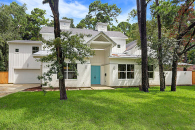Großes, Zweistöckiges Landhausstil Einfamilienhaus mit Mix-Fassade, weißer Fassadenfarbe, Satteldach und Schindeldach in Houston
