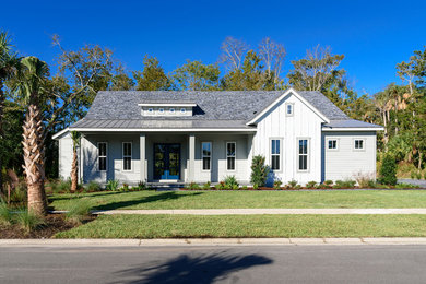 Imagen de fachada de casa gris de estilo de casa de campo de tamaño medio de una planta con revestimiento de aglomerado de cemento, tejado a dos aguas y tejado de varios materiales