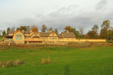 Modelo de fachada de casa marrón campestre grande de dos plantas con revestimientos combinados, tejado a dos aguas y tejado de teja de madera