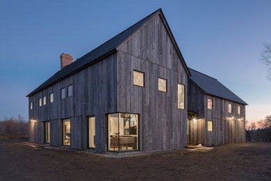Cette photo montre une façade de maison grise nature en bois.