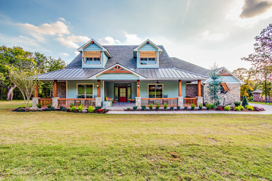 Farmhouse exterior home idea in Oklahoma City