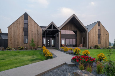 Modelo de fachada de casa marrón de estilo de casa de campo de dos plantas con revestimiento de madera y tejado a dos aguas